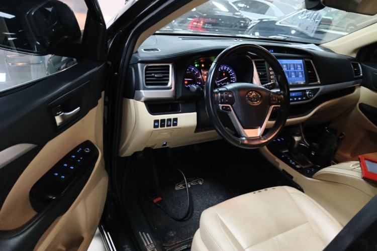 Used Toyota Highlander 2018 2.0T Four-Wheel Drive Luxury Version 7 Seats China VI Standard Driver Seat