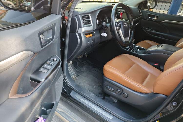 Used Toyota Highlander 2018 2.0T Four-Wheel Drive Luxury Version 7 Seats China VI Standard Driver Seat