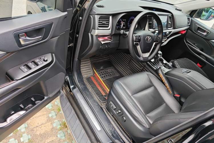 Used Toyota Highlander 2018 2.0T Four-Wheel Drive Luxury Version 7 Seats China VI Standard Driver Seat