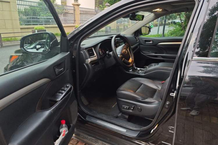 Used Toyota Highlander 2018 2.0T Four-Wheel Drive Luxury Edition 7 Seats China V Emission Standard Driver Seat