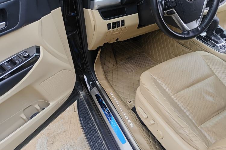Used Toyota Highlander 2018 2.0T Four-Wheel Drive Luxury Edition 7 Seats China V Emission Standard Driver Seat