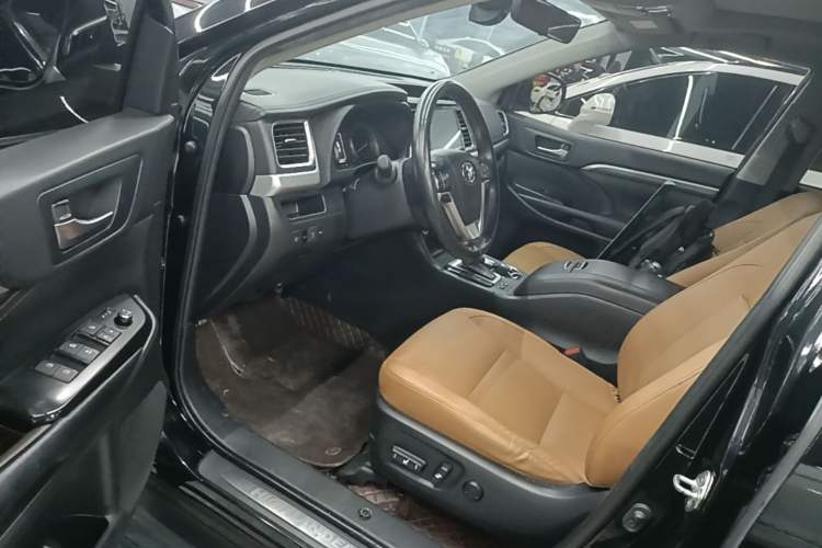 Used Toyota Highlander 2018 2.0T Four-Wheel Drive Knight Edition 7 Seats China VI Standard Driver Seat
