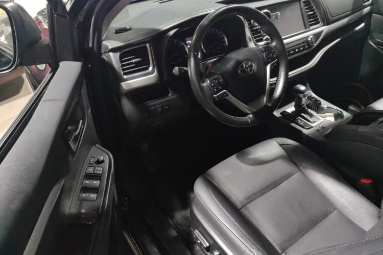 Used Toyota Highlander 2018 2.0T Four-Wheel Drive Luxury Version 7 Seats China VI Standard Driver Seat
