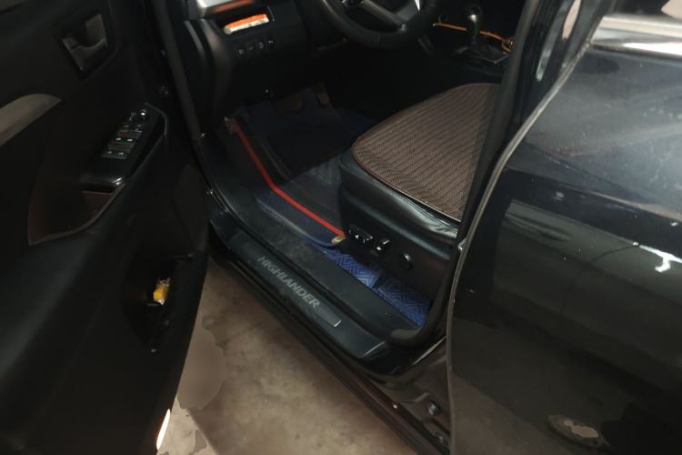 Used Toyota Highlander 2018 2.0T Two-Wheel Drive Prestige Version 7 Seats China V Emission Standard Driver Seat