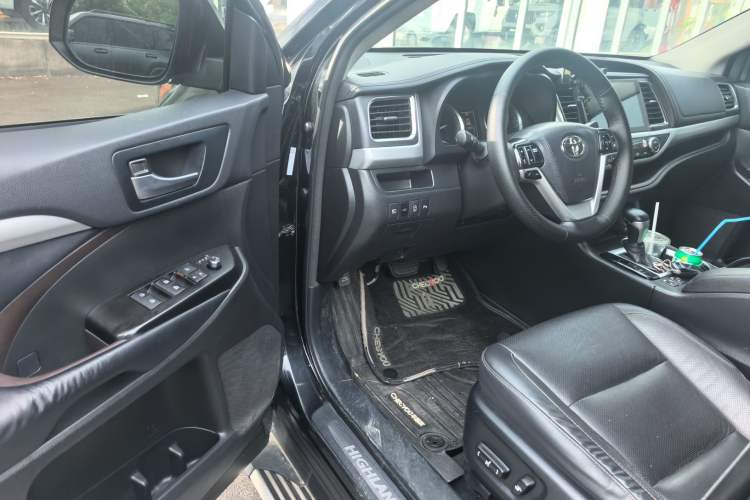 Used Toyota Highlander 2018 2.0T Two-Wheel-Drive Luxury Edition 7 Seats Emission Standard China V Driver Seat