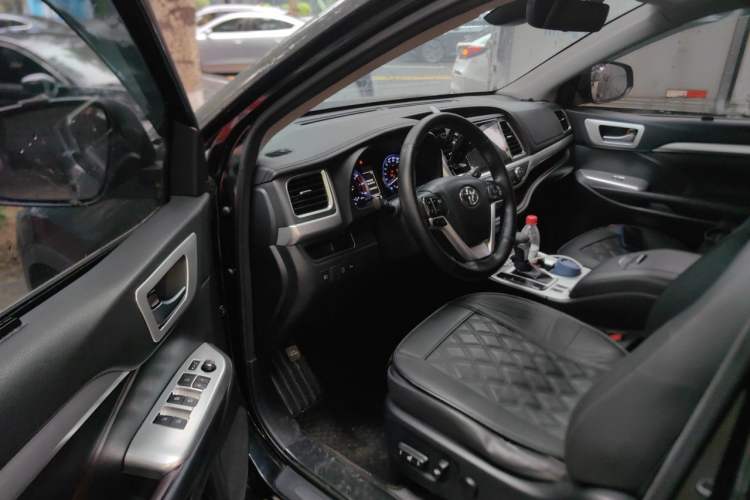 Used Toyota Highlander 2018 2.0T Four-Wheel Drive Luxury Edition 7 Seats China V Emission Standard Driver Seat