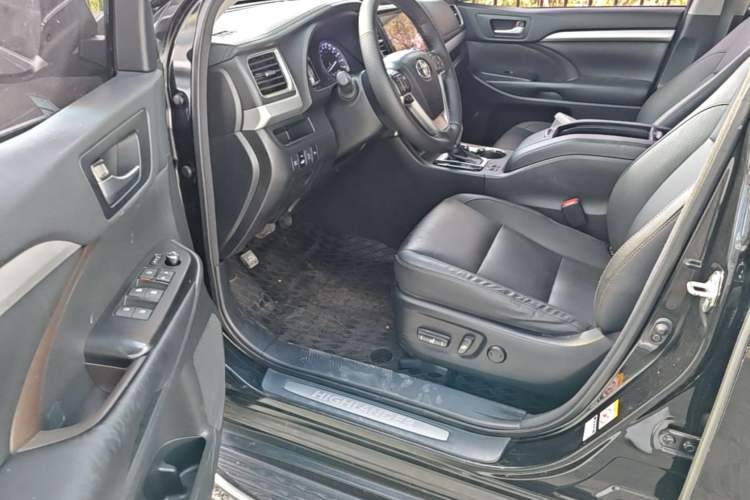 Used Toyota Highlander 2018 2.0T Four-Wheel Drive Luxury Edition 7 Seats China V Emission Standard Driver Seat