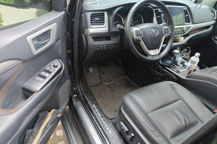 Used Toyota Highlander 2018 2.0T Four-Wheel Drive Luxury Edition 7 Seats China V Emission Standard Driver Seat