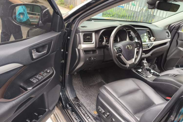 Used Toyota Highlander 2018 2.0T Two-Wheel Drive Luxury Edition 7 Seats China VI Standard Driver Seat