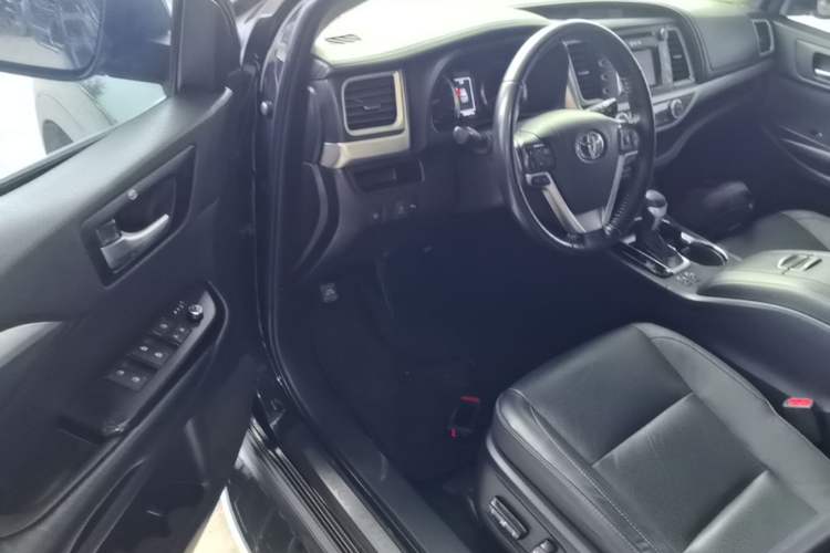 Used Toyota Highlander 2018 2.0T Four-Wheel Drive Luxury Version 7 Seats China VI Standard Driver Seat