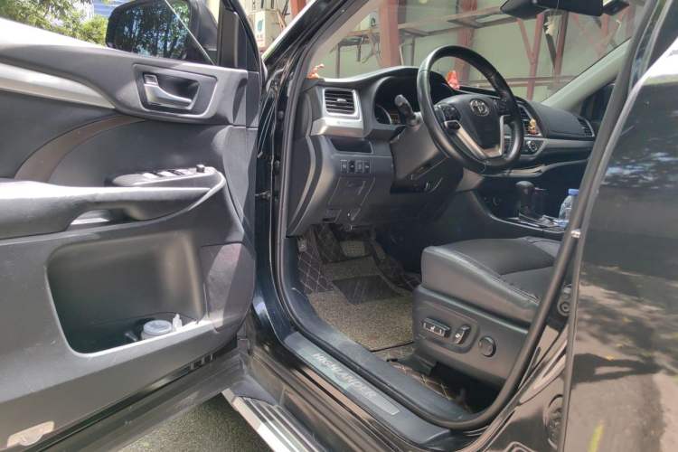 Used Toyota Highlander 2018 2.0T Four-Wheel Drive Luxury Version 7 Seats China VI Standard Driver Seat