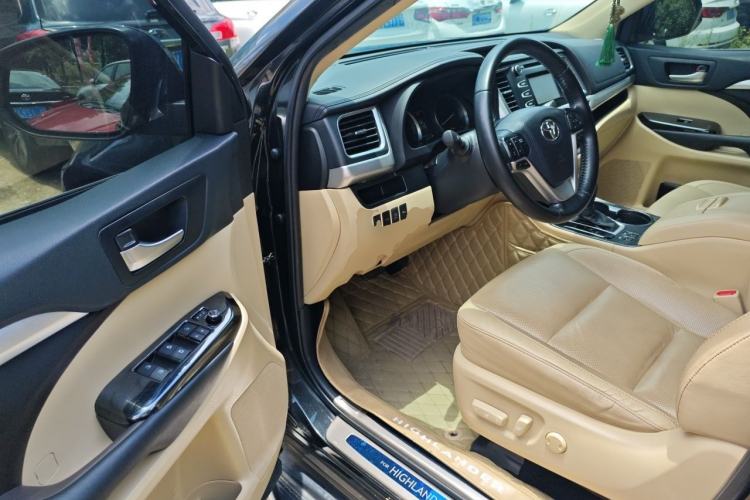 Used Toyota Highlander 2018 2.0T Four-Wheel Drive Luxury Edition 7 Seats China V Emission Standard Driver Seat