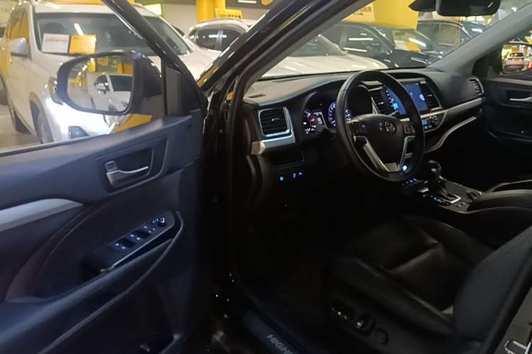 Used Toyota Highlander 2018 2.0T Four-Wheel Drive Luxury Version 7 Seats China VI Standard Driver Seat