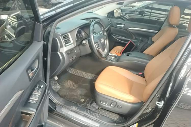 Used Toyota Highlander 2018 2.0T Four-Wheel Drive Knight Edition 7 Seats China VI Standard Driver Seat