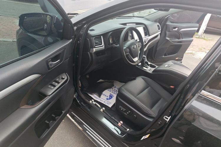 Used Toyota Highlander 2018 2.0T Four-Wheel Drive Luxury Version 7 Seats China VI Standard Driver Seat