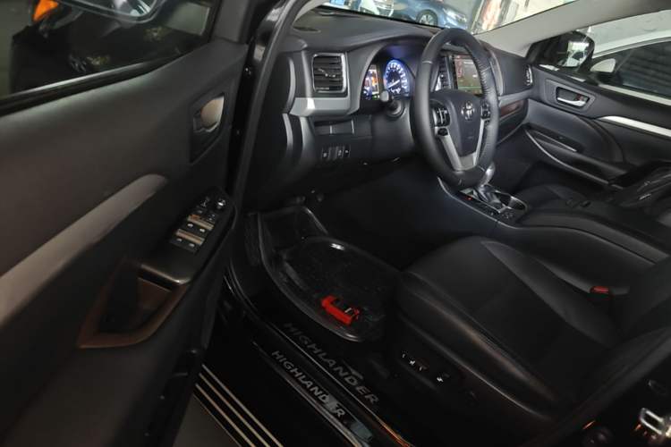 Used Toyota Highlander 2018 2.0T Four-Wheel Drive Luxury Version 7 Seats China VI Standard Driver Seat