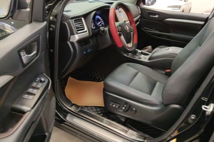 Used Toyota Highlander 2018 2.0T Four-Wheel Drive Luxury Version 7 Seats China VI Standard Driver Seat