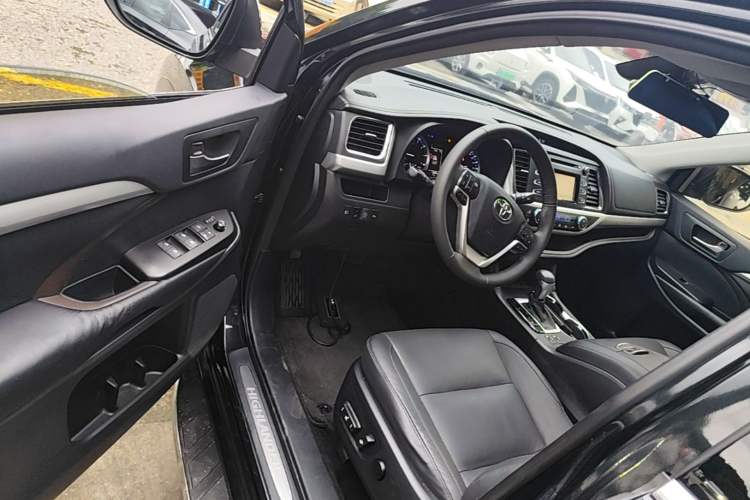 Used Toyota Highlander 2018 2.0T Two-Wheel Drive Luxury Edition 7 Seats China VI Standard Driver Seat