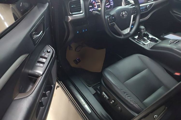 Used Toyota Highlander 2018 2.0T Four-Wheel Drive Luxury Edition 7 Seats China V Emission Standard Driver Seat