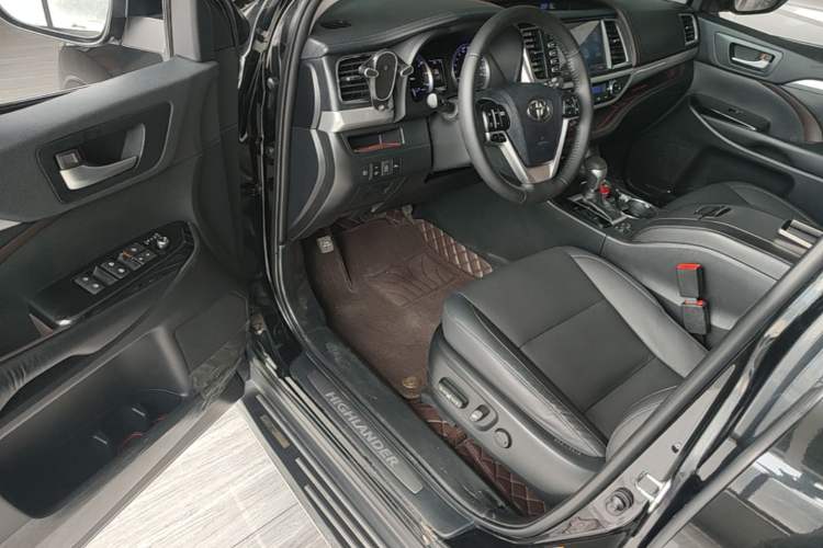 Used Toyota Highlander 2018 2.0T Four-Wheel Drive Luxury Version 7 Seats China VI Standard Driver Seat
