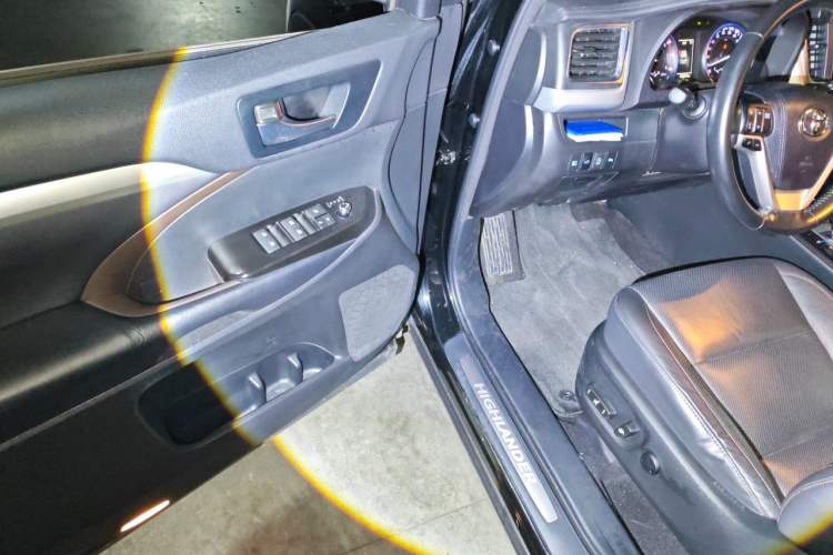 Used Toyota Highlander 2018 2.0T Four-Wheel Drive Prestige Version 7 Seats China V Emission Standard Driver Seat