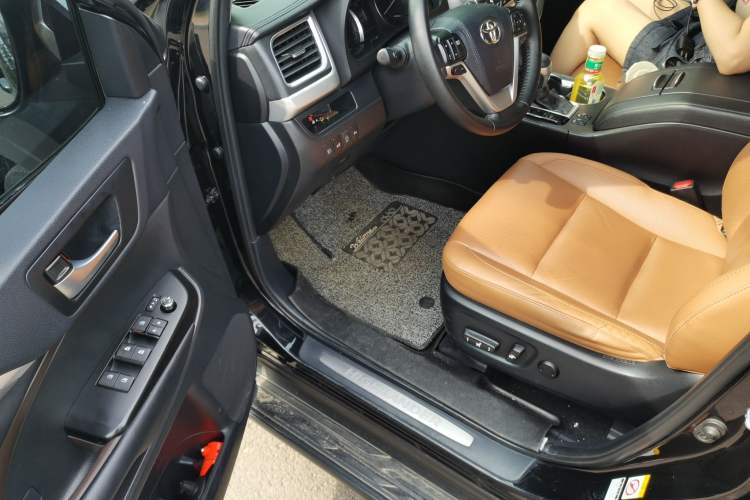 Used Toyota Highlander 2018 2.0T Four-Wheel Drive Knight Edition 7 Seats China VI Standard Driver Seat
