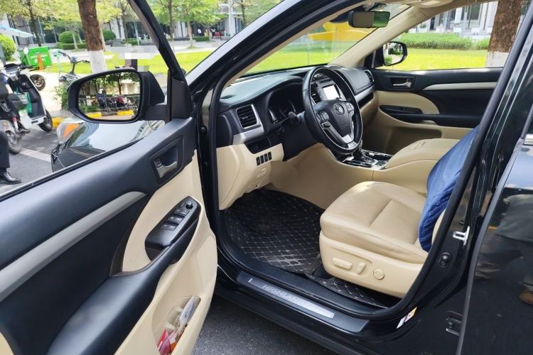 Used Toyota Highlander 2018 2.0T Four-Wheel Drive Luxury Edition 7 Seats China V Emission Standard Driver Seat