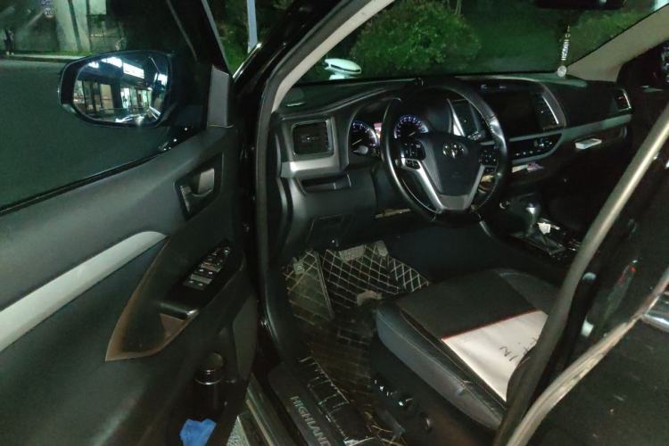Used Toyota Highlander 2018 2.0T Four-Wheel Drive Luxury Edition 7 Seats China V Emission Standard Driver Seat
