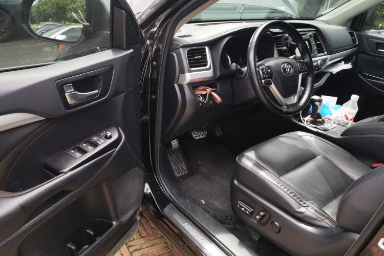 Used Toyota Highlander 2018 2.0T Four-Wheel Drive Luxury Edition 7 Seats China V Emission Standard Driver Seat