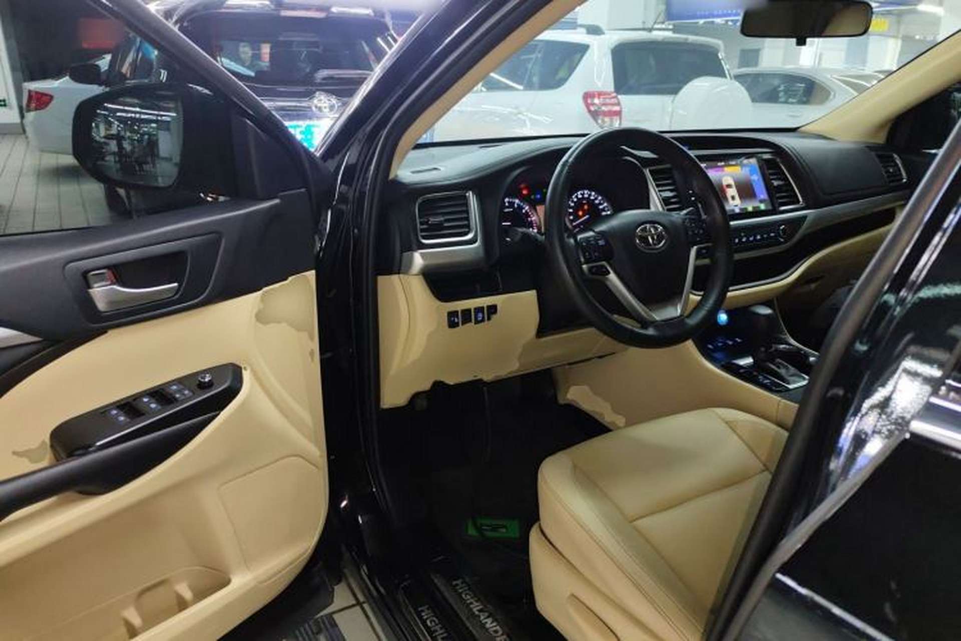 Used Toyota Highlander 2018 2.0T Four-Wheel Drive Elite Edition 7 Seats China VI Standard Driver Seat