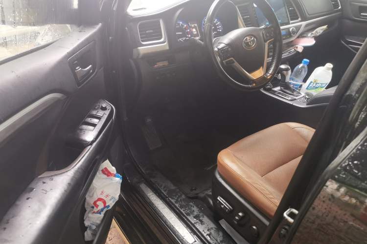 Used Toyota Highlander 2018 2.0T Four-Wheel Drive Knight Edition 7 Seats China VI Standard Driver Seat