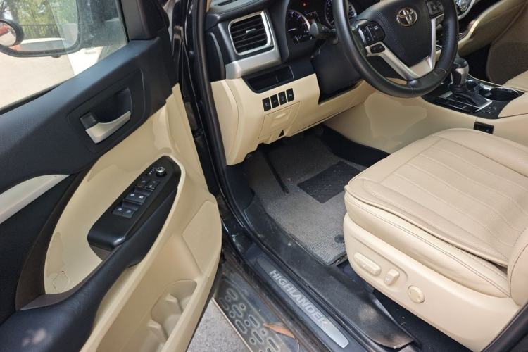 Used Toyota Highlander 2018 2.0T Four-Wheel Drive Luxury Version 7 Seats China VI Standard Driver Seat