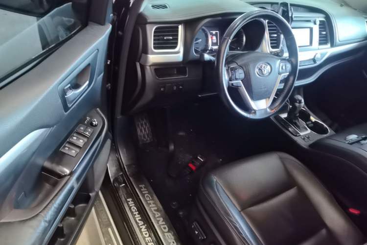 Used Toyota Highlander 2018 2.0T Four-Wheel Drive Luxury Edition 7 Seats China V Emission Standard Driver Seat