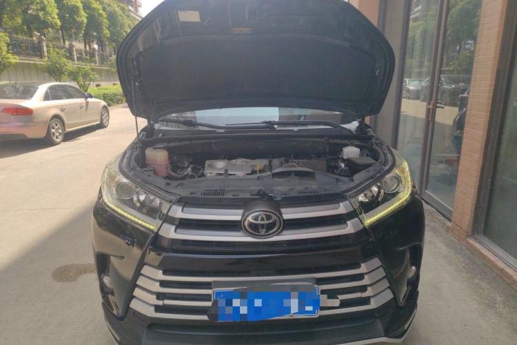 Used Toyota Highlander 2018 2.0T Two-Wheel Drive Luxury Edition 7 Seats China VI Standard Engine Bay
