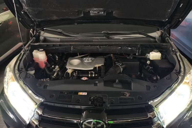 Used Toyota Highlander 2018 2.0T Four-Wheel Drive Knight Edition 7 Seats China VI Standard Engine Bay