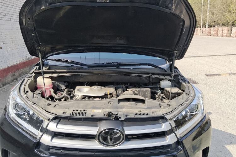 Used Toyota Highlander 2018 2.0T Four-Wheel Drive Luxury Version 7 Seats China VI Standard Engine Bay