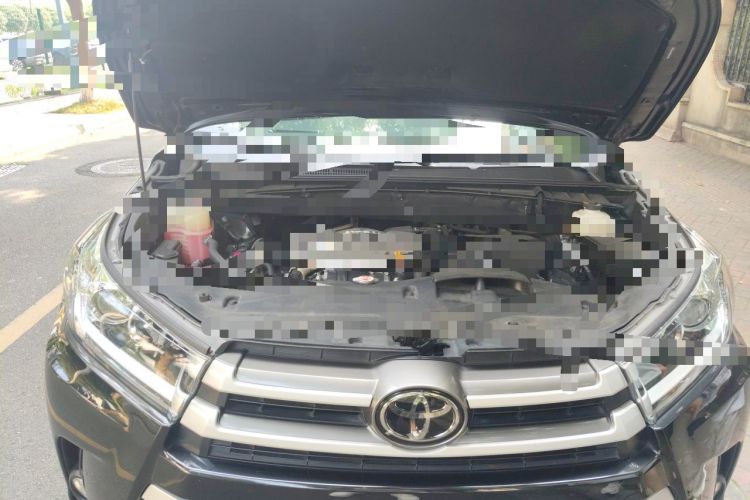 Used Toyota Highlander 2018 2.0T Four-Wheel Drive Luxury Edition 7 Seats China V Emission Standard Engine Bay