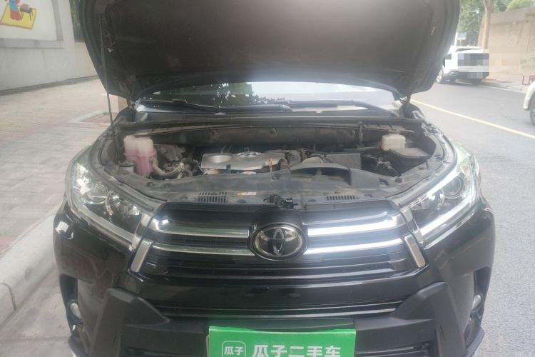 Used Toyota Highlander 2018 2.0T Four-Wheel Drive Prestige Version 7 Seats China VI Standard Engine Bay