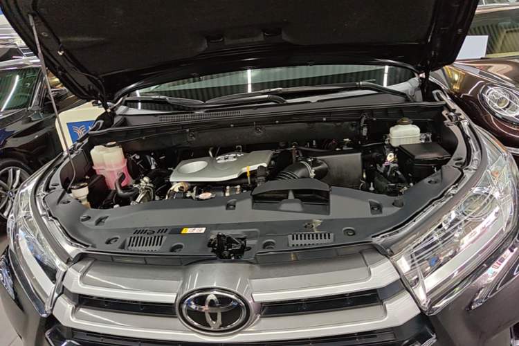 Used Toyota Highlander 2018 2.0T Four-Wheel Drive Luxury Version 7 Seats China VI Standard Engine Bay