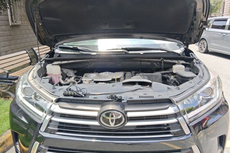 Used Toyota Highlander 2018 2.0T Four-Wheel Drive Prestige Version 7 Seats China VI Standard Engine Bay