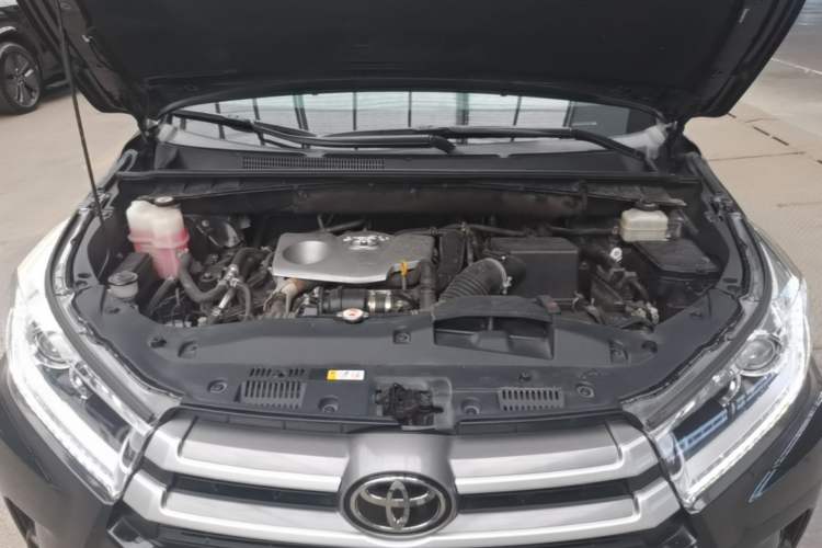 Used Toyota Highlander 2018 2.0T Four-Wheel Drive Luxury Version 7 Seats China VI Standard Engine Bay