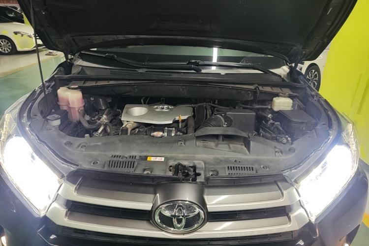 Used Toyota Highlander 2018 2.0T Two-Wheel Drive Elite Version 5 Seats China VI Standard Engine Bay
