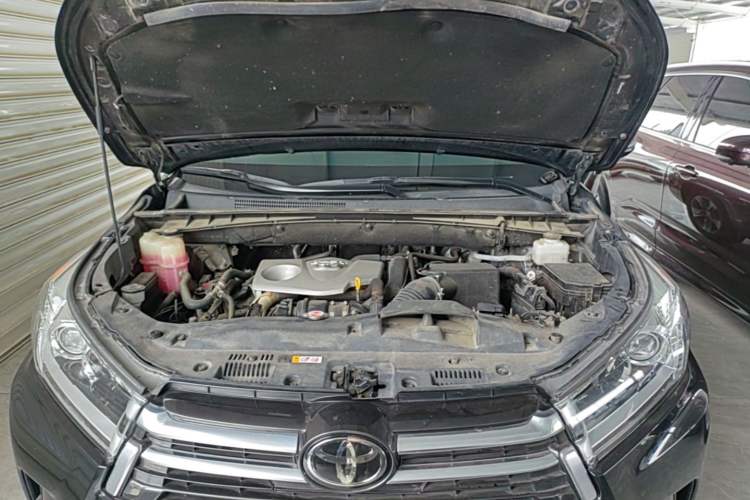 Used Toyota Highlander 2018 2.0T Four-Wheel Drive Prestige Version 7 Seats China VI Standard Engine Bay