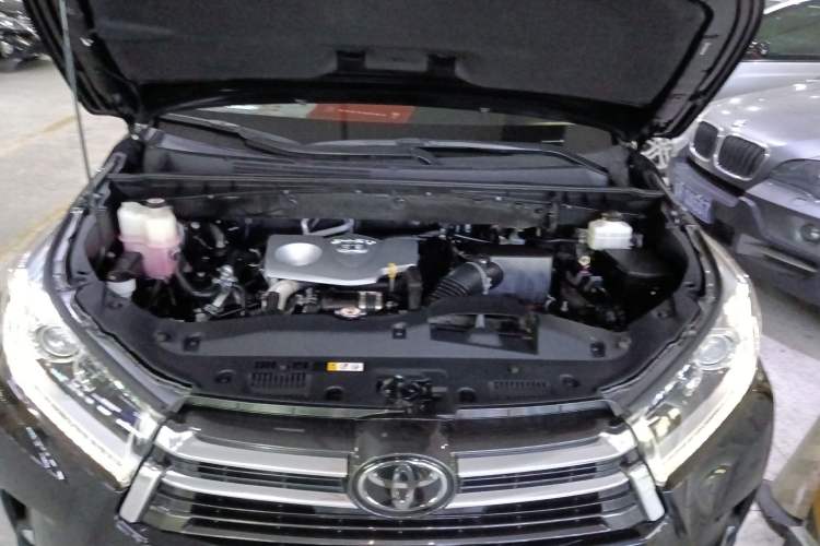 Used Toyota Highlander 2018 2.0T Four-Wheel Drive Prestige Version 7 Seats China VI Standard Engine Bay