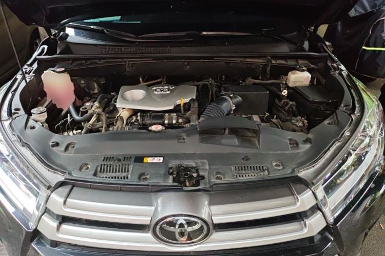 Used Toyota Highlander 2018 2.0T Four-Wheel Drive Luxury Version 7 Seats China VI Standard Engine Bay