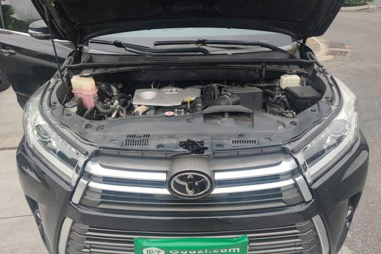 Used Toyota Highlander 2018 2.0T Four-Wheel Drive Prestige Version 7 Seats China V Emission Standard Engine Bay