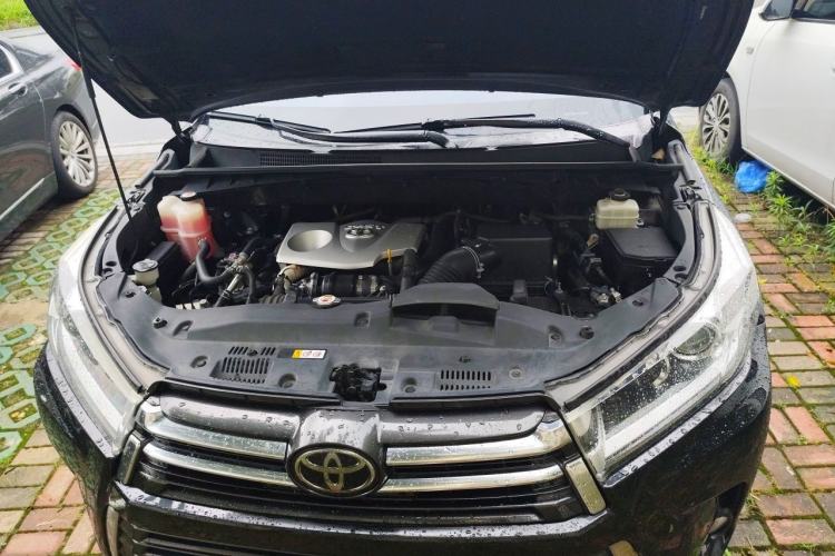 Used Toyota Highlander 2018 2.0T Four-Wheel Drive Prestige Version 7 Seats China V Emission Standard Engine Bay