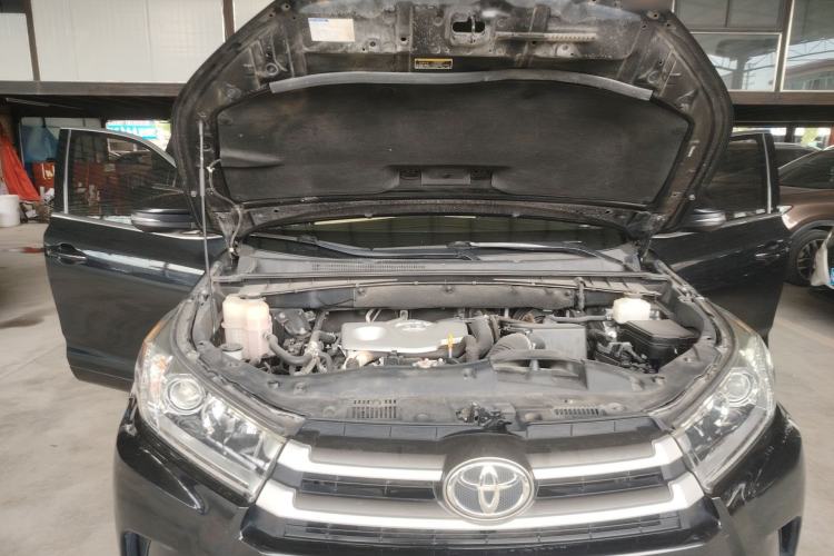 Used Toyota Highlander 2018 2.0T Two-Wheel Drive Elite Version 5 Seats China VI Standard Engine Bay