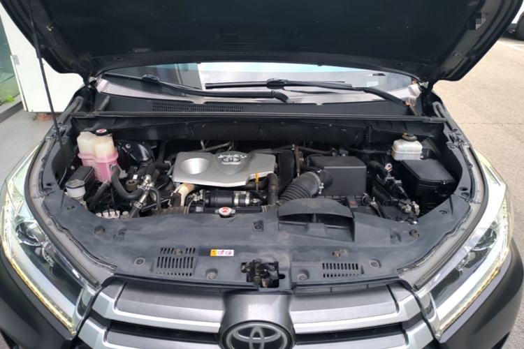 Used Toyota Highlander 2018 2.0T Four-Wheel Drive Luxury Version 7 Seats China VI Standard Engine Bay