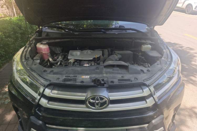 Used Toyota Highlander 2018 2.0T Four-Wheel Drive Elite Edition 7 Seats China VI Standard Engine Bay